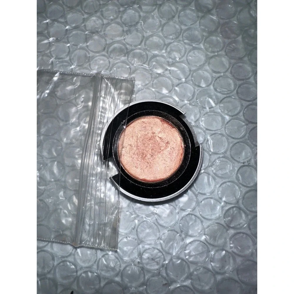 Urban Decay Freelove eye shadow token eyeshadow